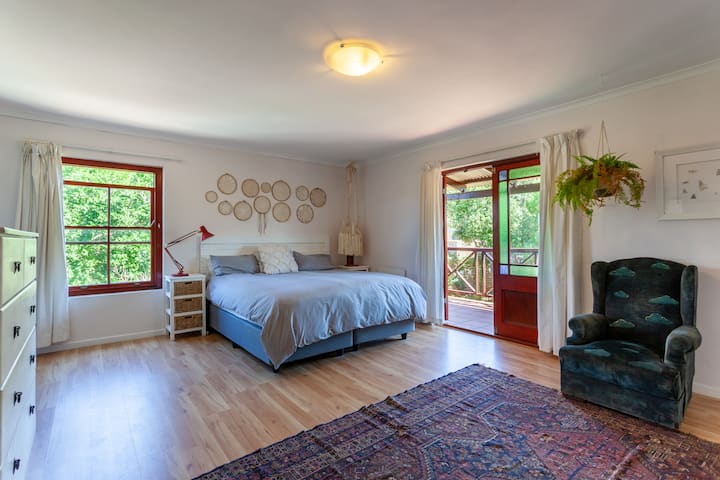 Dhomë gjumi e bollshme dhe kryesore me krevat dopio "king-size". Dyert dopio të çojnë në verandën e sipërme. Vendos dhomën e fëmijëve në të majtë. Shumë dollapë të integruar.