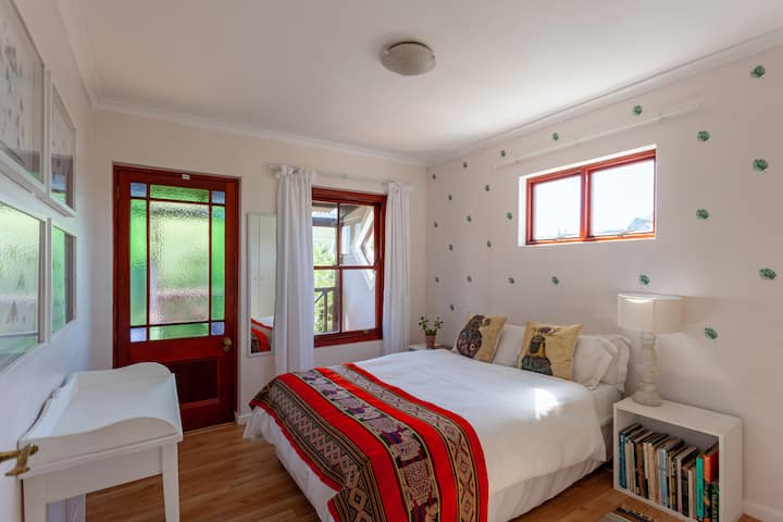 Dhoma e dytë e gjumit me dyer që të çojnë në verandën e sipërme.