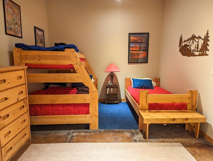 楼下双层床房，带单人床和单人床