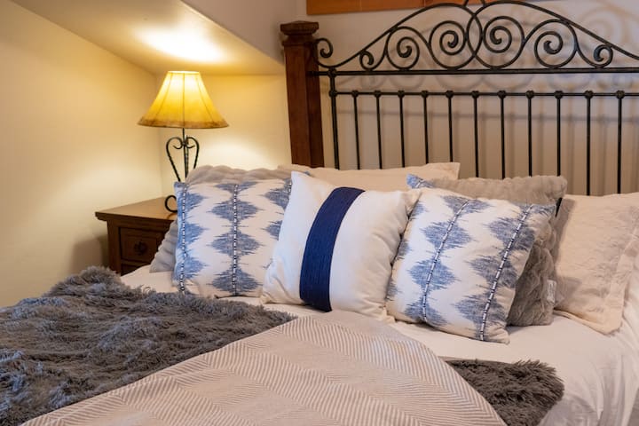 楼上第二间卧室配备标准双人床