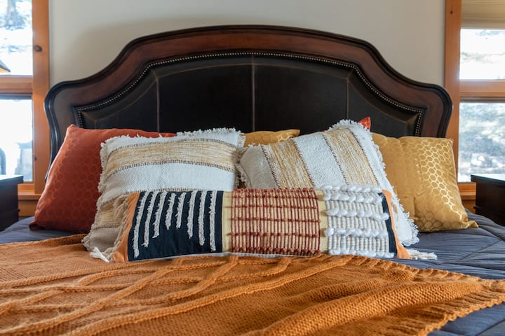 主楼层的主套房（上楼梯1段）