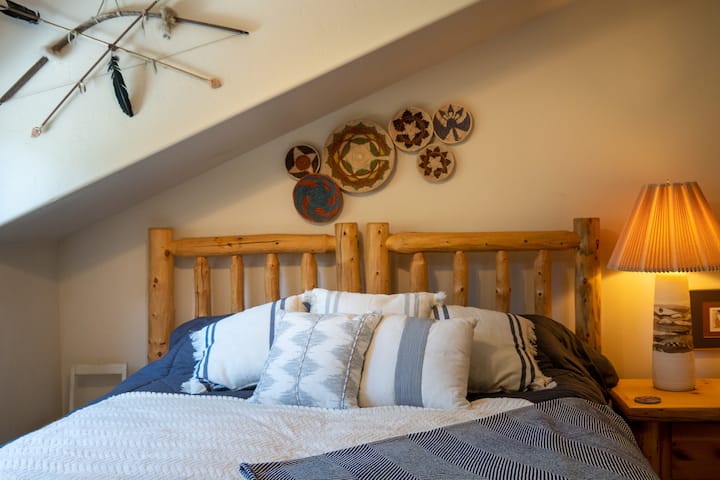 楼上卧室（带加大双人床）