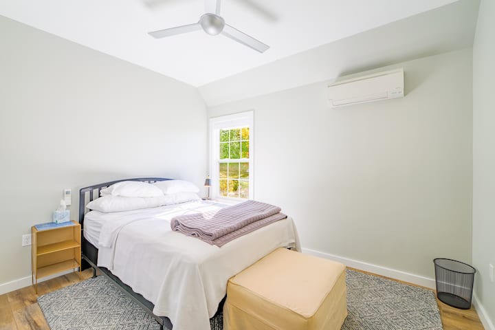 ห้องนอนกลางห้องนอนควีนไซส์  ผ้าปูที่นอนคุณภาพดีเครื่องปรับอากาศ