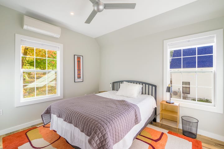 ห้องนอนด้านหลังเตียงควีนไซส์  ผ้าปูที่นอนคุณภาพดีเครื่องปรับอากาศ 