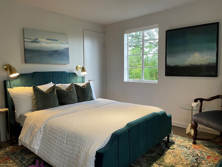 裏庭の竹の庭を見下ろす、クイーンサイズベッドを備えたミドルベッドルーム。ウォークインクローゼットと収納スペースに十分なスペースがあります。