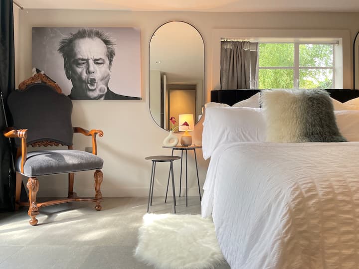 下の階の寝室：クイーンサイズベッド、デスク、パティオの独立した入り口、スイートバスルームで起きます。  *このガレージの天井の高さは6.5フィートで、今は寝室/バスルームです！ *