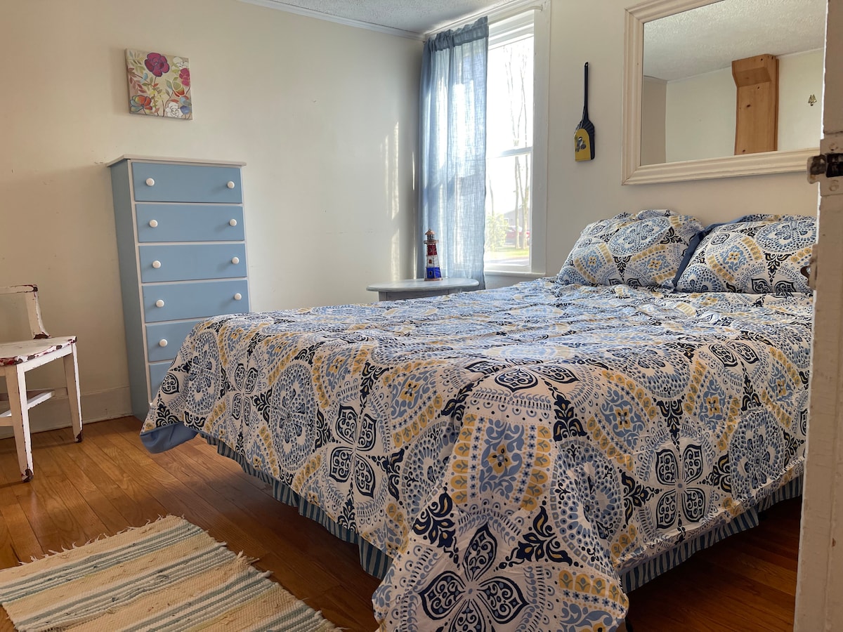 Bedroom 2 - 1st floor queen bed
