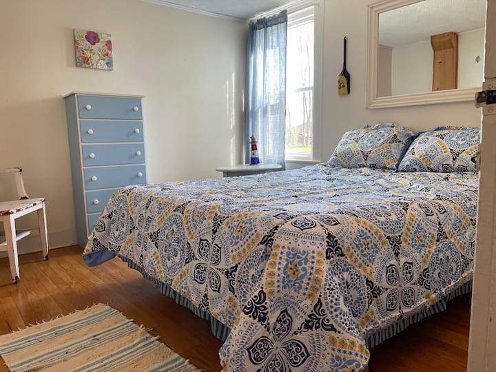 Bedroom 2 - 1st floor queen bed
