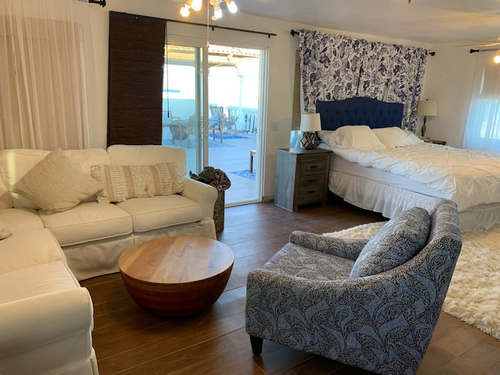 Casita King საწოლი. 
Დიდი ბრტყელეკრანიანი სმარტ-ტელევიზორი ამერიკული პირდაპირი ტელევიზიით 