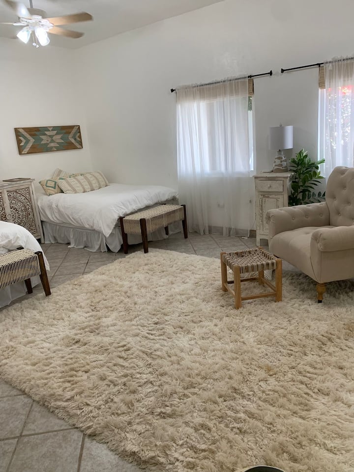 Სასტუმრო ოთახი. მე-3 საძინებელი. 2 ‑ იანი საწოლი და გასაბერი ლეიბი კარადაში.  Ამ ოთახში შესაძლებელია 6 ადამიანის დაძინება.