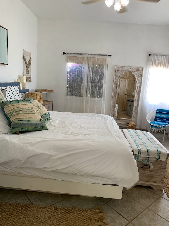 Სასტუმრო ოთახი. მე-2 საძინებელი. დიდი საწოლი.