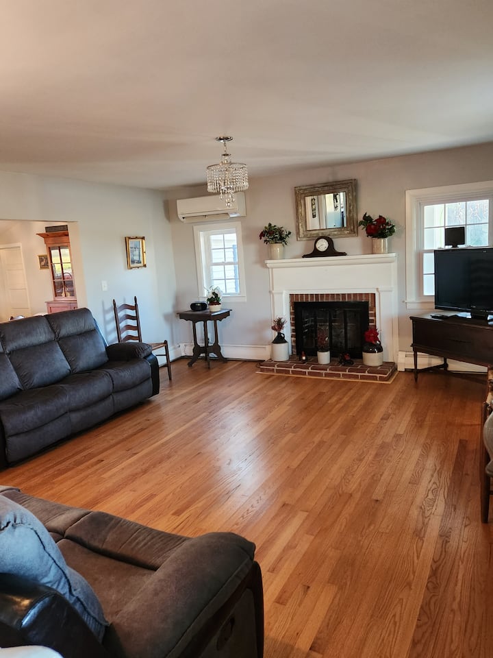 Windy Hill Farmhouse - Hanover, VA