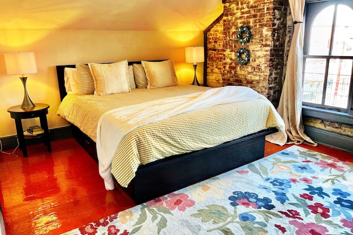 Ingawa si kitanda chako mwenyewe….. kinaweza kuonekana kama hicho.  Hutavunjika moyo na Mfalme huyu wa California kwa godoro la povu la kumbukumbu la inchi 12.   Sakafu yenye rangi ya chungwa hufanya chumba hiki kuwa cha kipekee na cha kufurahisha.  Zulia la maua huleta yote pamoja.