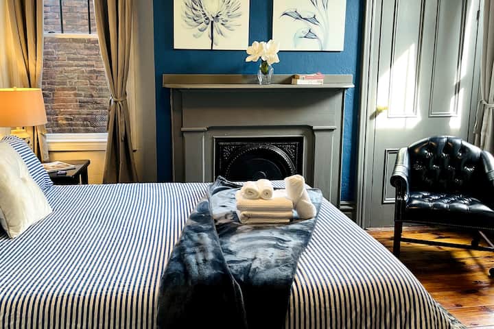 Ingia kwenye chumba hiki cha kulala cha kupendeza cha bluu. Godoro la malkia wa povu la kumbukumbu la inchi 12 lenye mashuka bora litakufanya ujisikie nyumbani.  