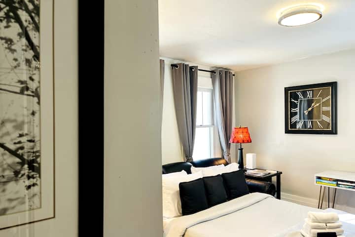 Chumba hiki kinabadilika kwa urahisi kuwa chumba cha kulala chenye starehe kilicho na mashuka ya hariri na mfariji laini.  Soma kitabu au uweke nenosiri lako ili kutiririsha NETFLIX, HBO, na mitandao mingine kadhaa ya kutiririsha. Funga mapazia meusi ili kupata usingizi wa ziada kwenye AM.
