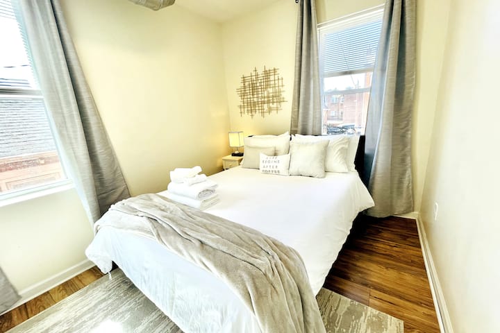 Dormitorio tres en el segundo piso ~ cama tamaño queen.