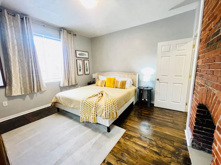 Dormitorio uno en el primer piso ~ cama tamaño king.