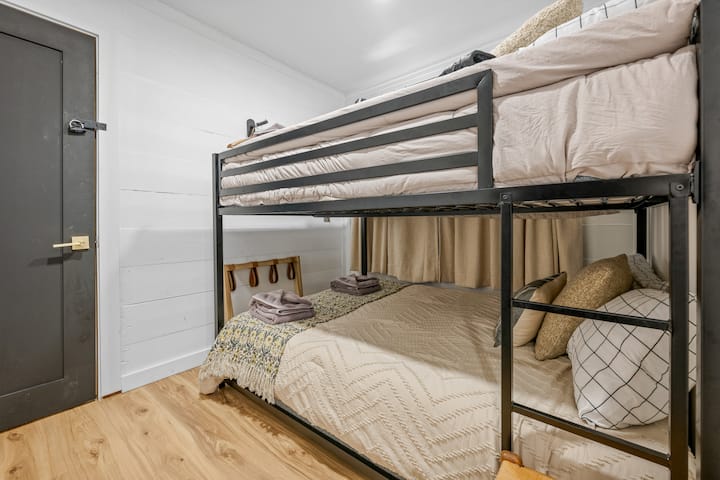 Chumba cha 2 cha kulala (ghorofa kuu) kilichojaa/ghorofa kamili. 