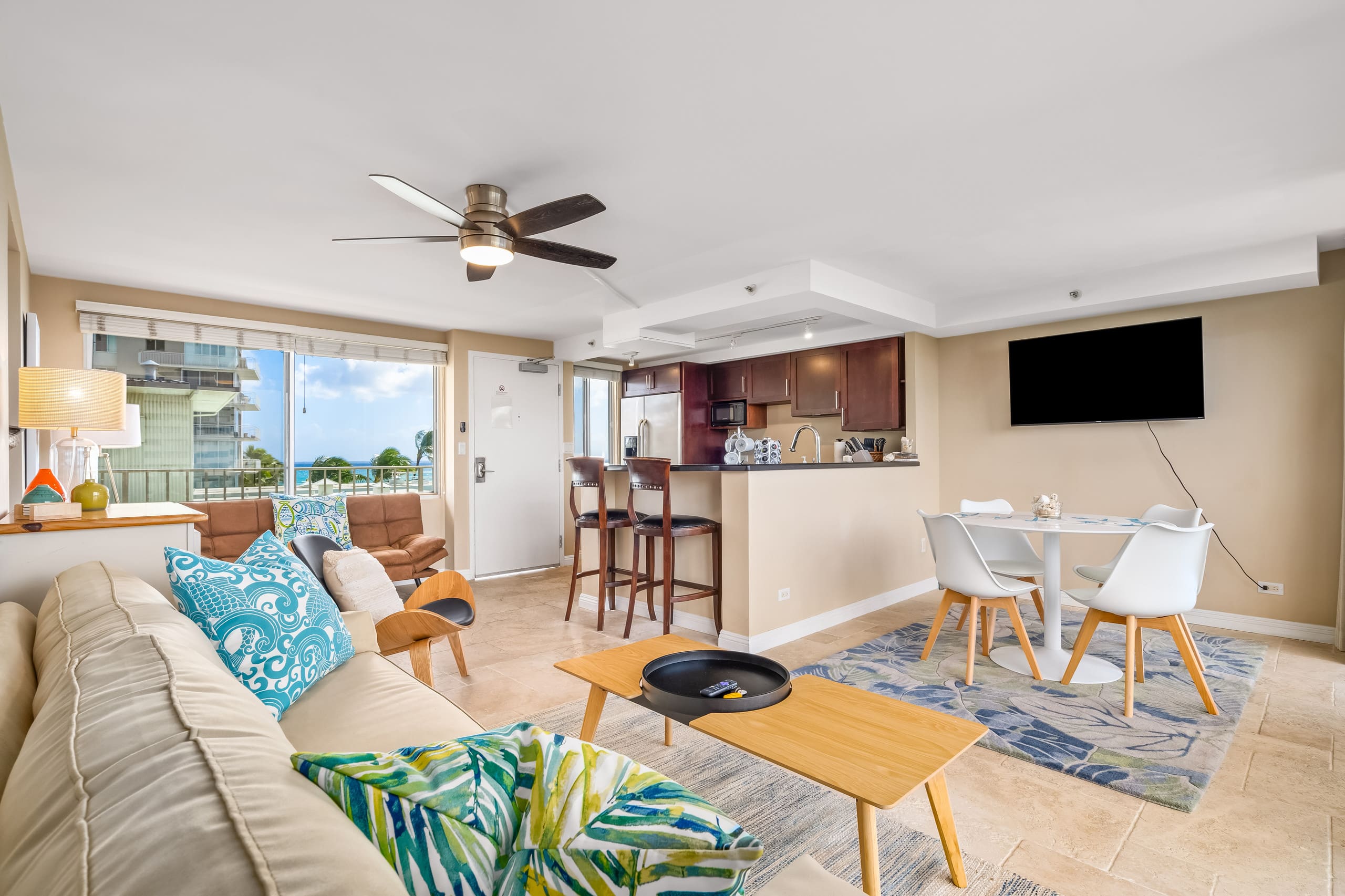 DHBH 803 1 Bedroom with Great Views, Kitchen & Den - Image 2