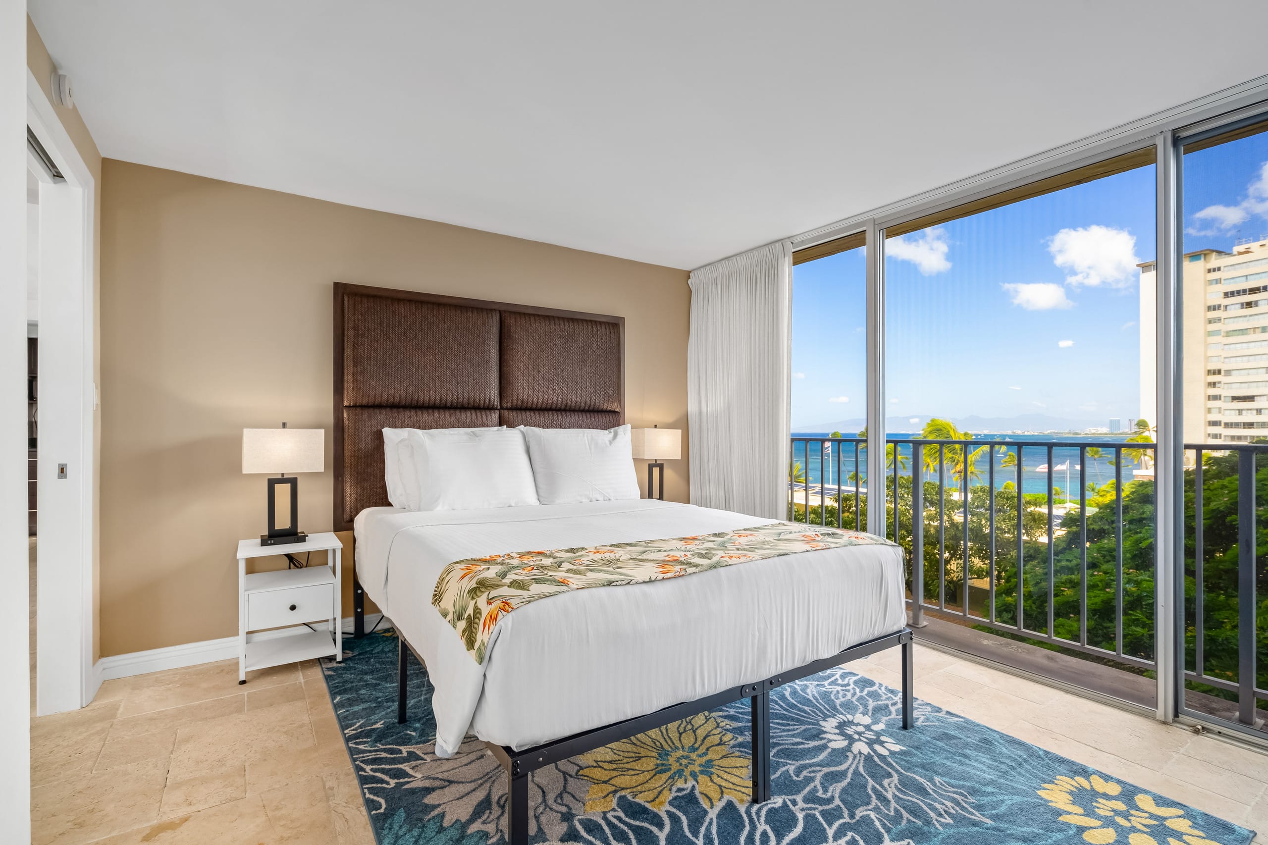 DHBH 803 1 Bedroom with Great Views, Kitchen & Den - Image 1
