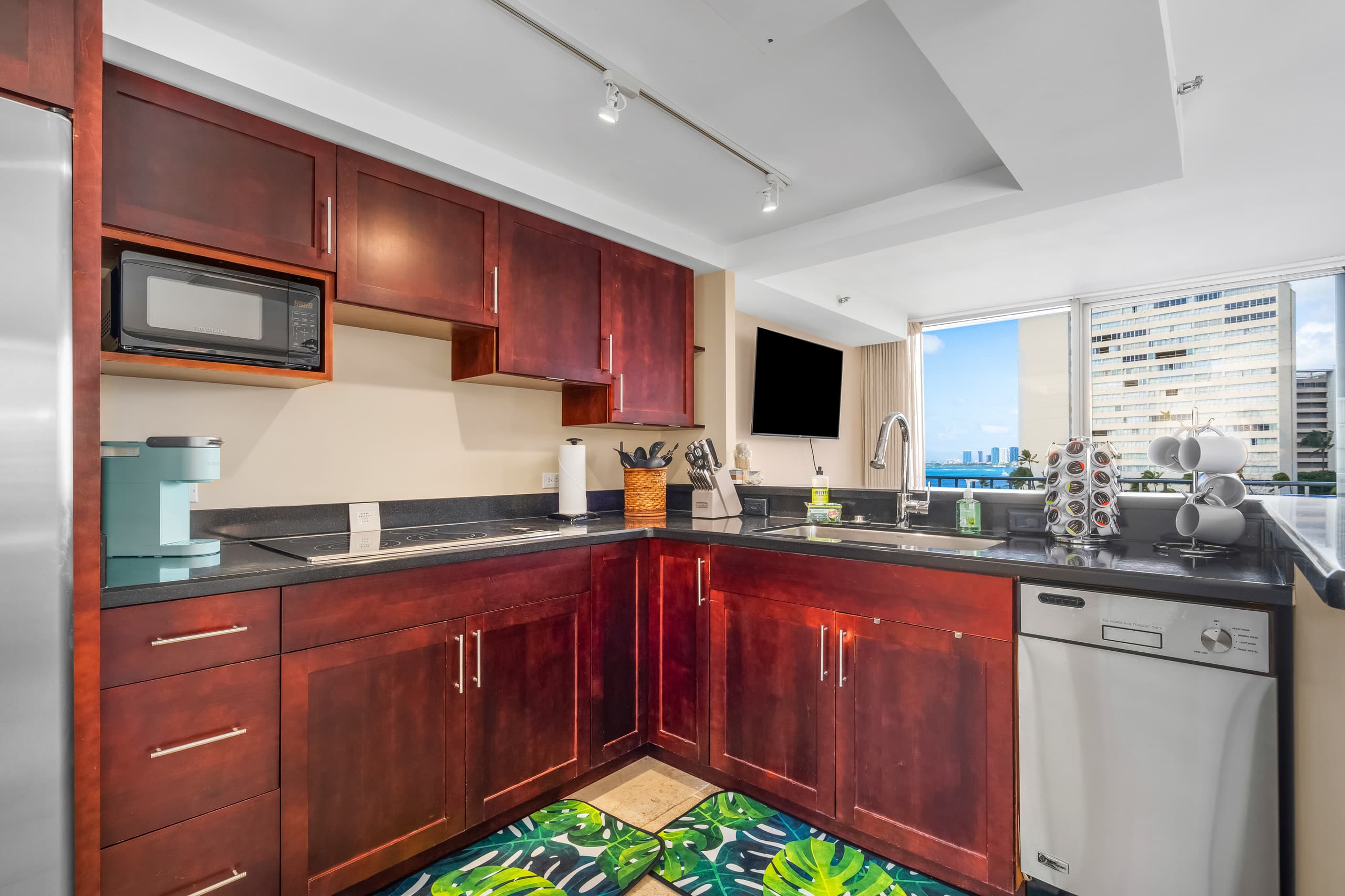 DHBH 803 1 Bedroom with Great Views, Kitchen & Den - Image 11