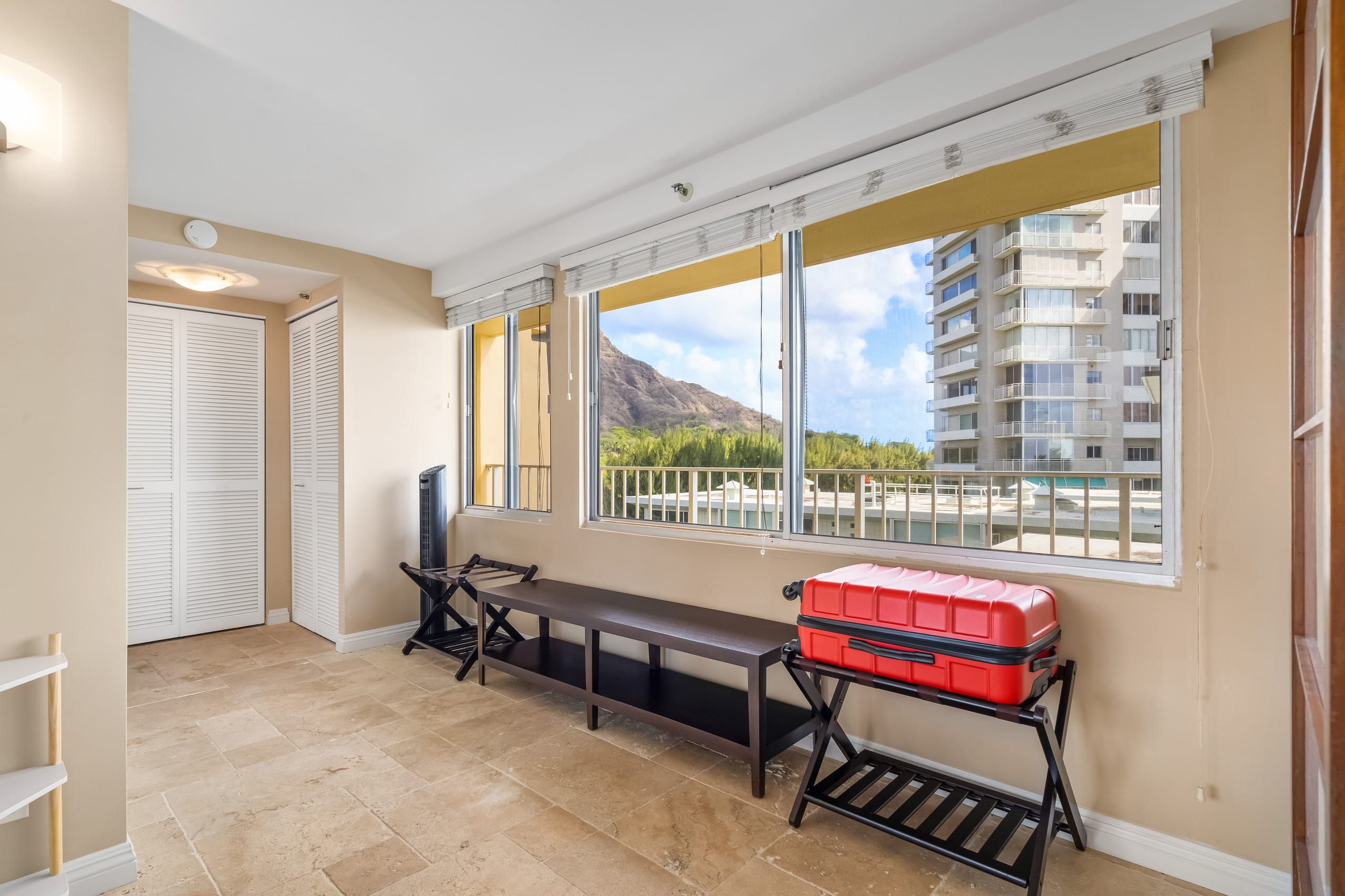 DHBH 803 1 Bedroom with Great Views, Kitchen & Den - Image 6