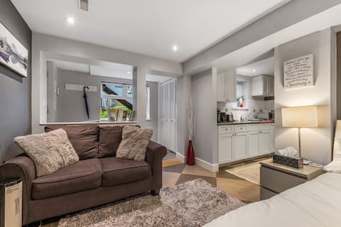 Popular Airbnb listing: Cozy Suite Near Commercial Drive in Grandview Woodland