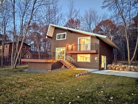 Serene pet-friendly lakefront cabin & EV charger