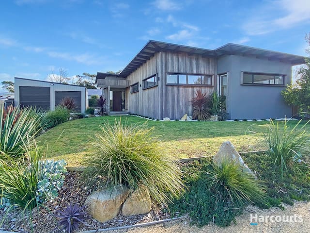 Scandi @ Stieglitz | Sleeps 6 | Modern & Stylish