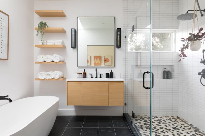 Gather w/ Friends&Family in 5BR Getaway Villa! gallery image 2