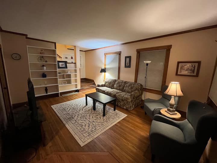 Campus Victorian-4 Bd,2 Bath-walk-bus-bike 10 Min - Champaign, IL