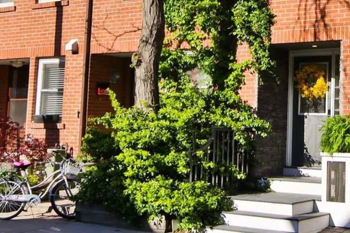 Beautiful Townhouse in downtown Toronto. gallery image 2