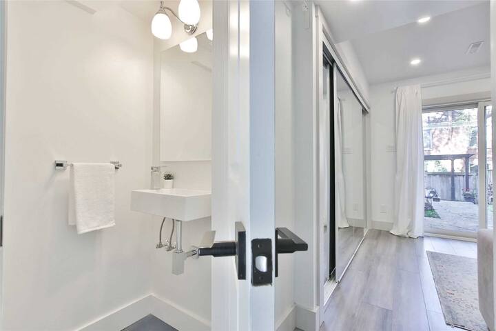 Beautiful Townhouse in downtown Toronto. gallery image 4