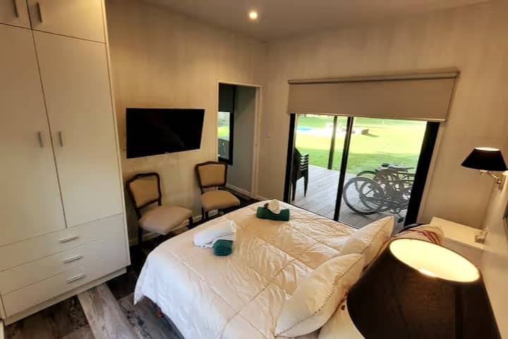 חדר שינה 1. עם בריכה ונוף לפארק.