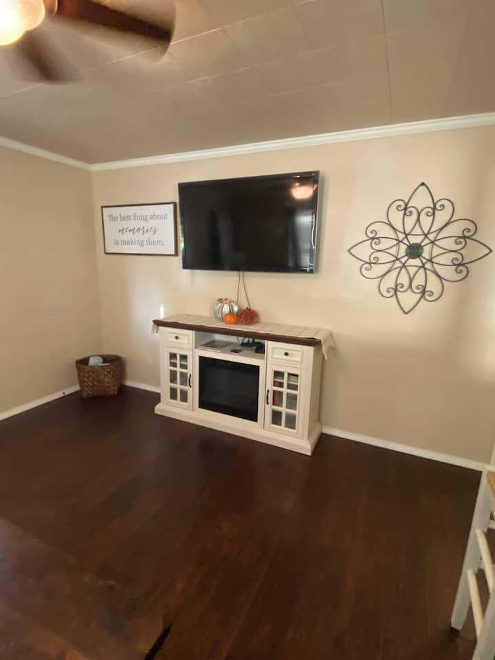 Cheerful 2-bedroom Home- Indoor Electric Fireplace - Shell Lake, Sand Springs