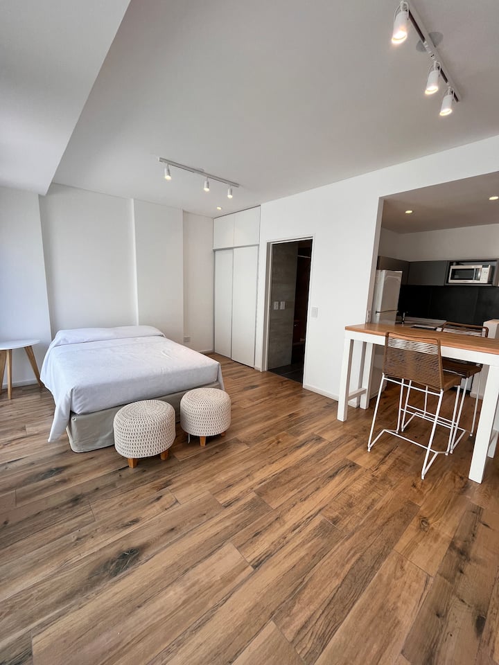 Departamento monoambiente a estrenar con patio en San Cristóbal