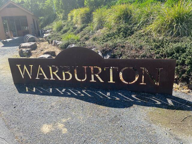 Large house, heart of Warburton (Birdwood House) gallery image 2