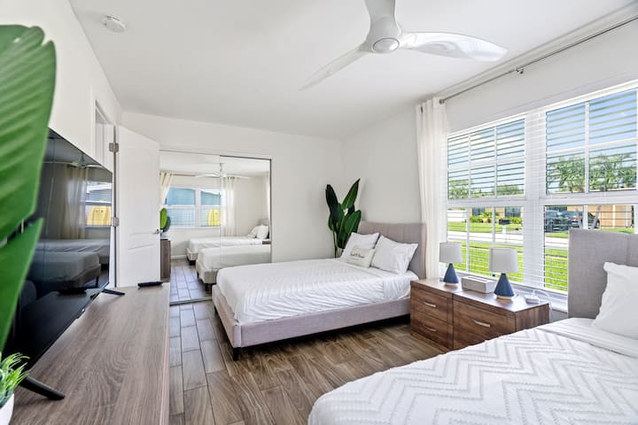 Spavaća soba br. 2:  svijetao i prozračan prostor s dva velika kreveta, modernim uređenjem i pogledom na vrt!Prostrana soba za goste – odlična za djecu ili dodatne goste.”