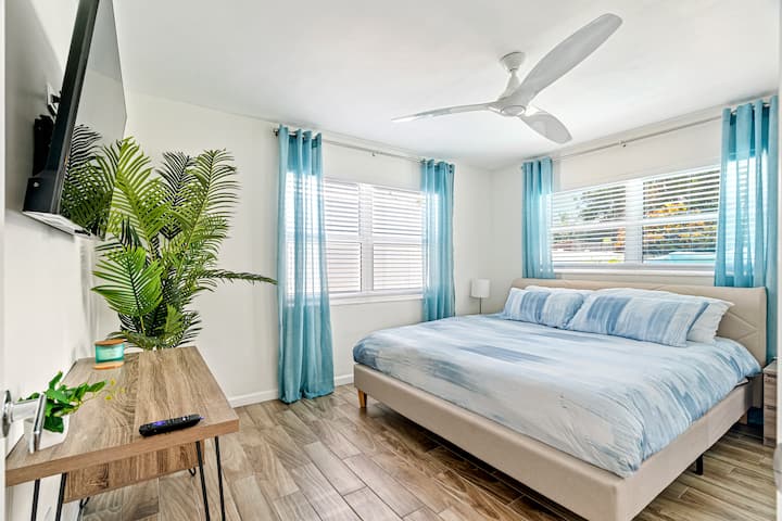 Spavaća soba br. 1: bračni krevet (širine 180 – 200 cm). Svijetlo i prozračno utočište s elegantnim romantičnim uređenjem i osvježavajućim obalnim vibracijama!