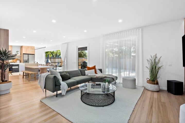 Beautifully presented home that sleeps ten people gallery image 4