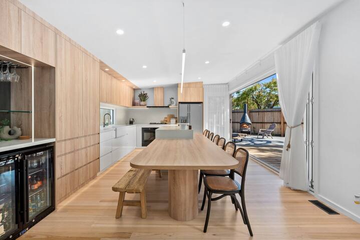 Beautifully presented home that sleeps ten people gallery image 2