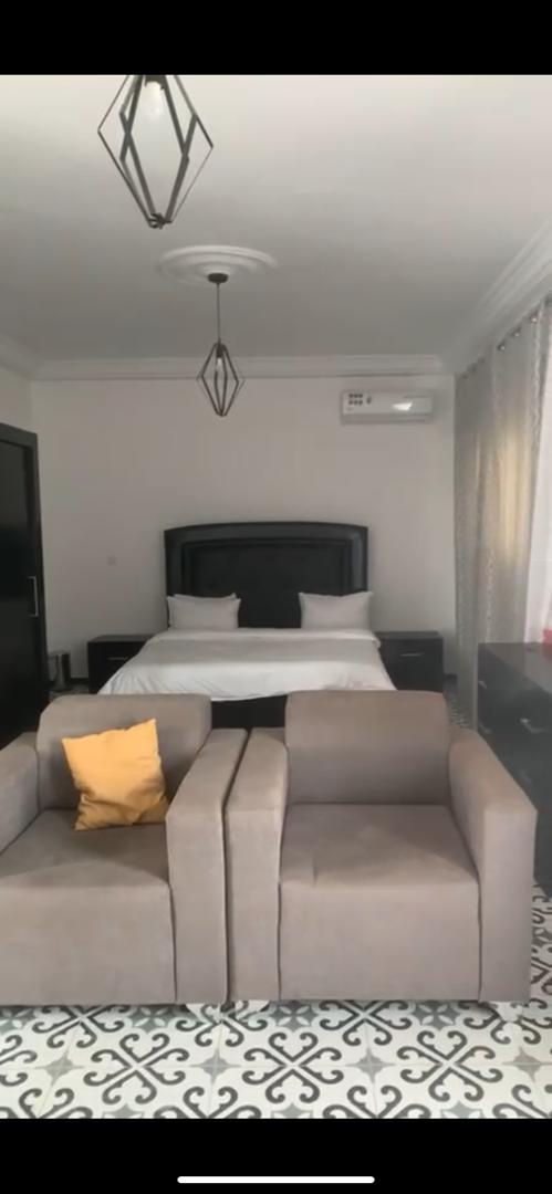 Chumba cha kulala kilicho na kitanda cha ukubwa wa king