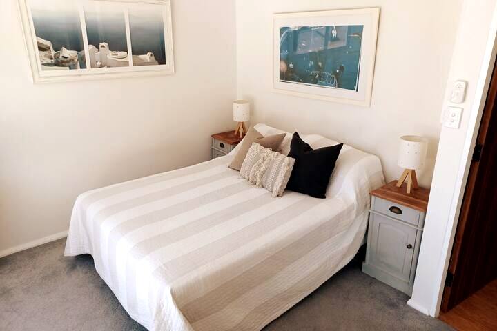 Unique tree top sanctuary with Harbour views. gallery image 3