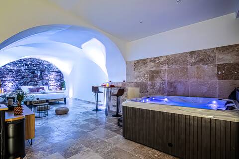High-End Suite with Jacuzzi and Large 43" Screen