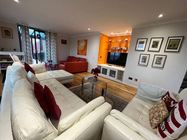 Spacious beautiful Penthouse flat central location gallery image 4