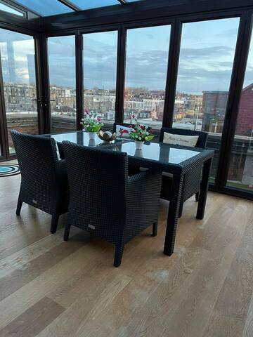 Spacious beautiful Penthouse flat central location gallery image 2