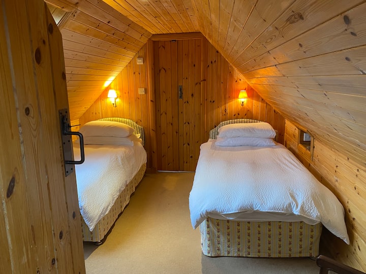 Upstairs twin bedroom with en-suite.