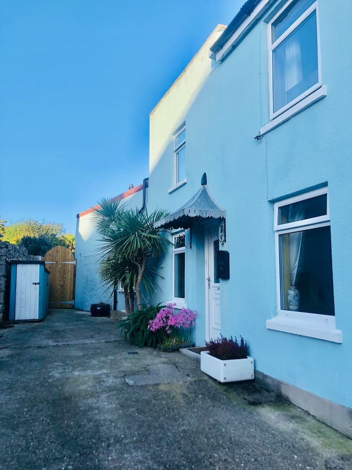 Charming 3bed cottage with free parking on site Cottages for Rent in