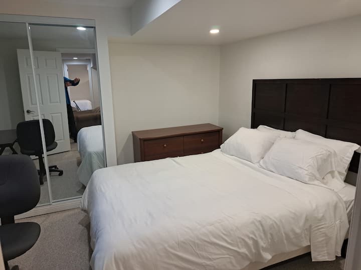 Dhoma e gjumit A (një krevat dopio "queen")