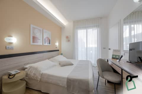 Comfort Room in 4* Hotel with Breakfast!